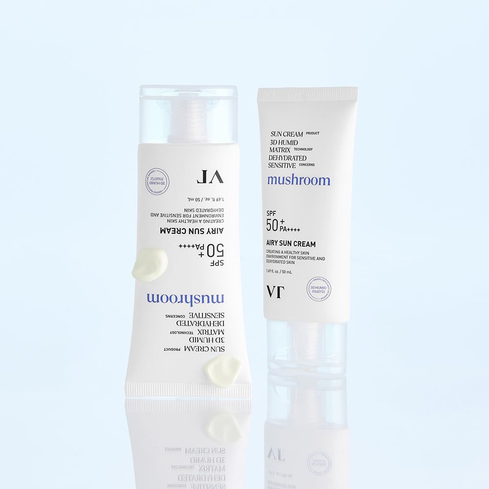 Zwei Tuben Sonnenschutzcreme mit SPF 50+, eine mit Pumpspender, beide mit Pilzmotiv.