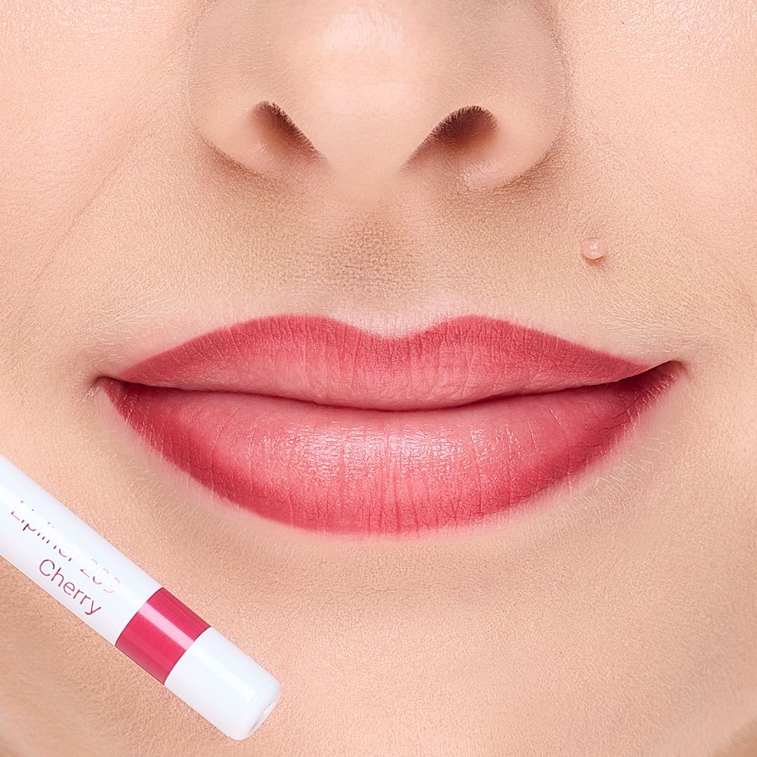 Lippenpartie mit Cosline Lipliner 209 Cherry aufgetragen, zarter Farbverlauf.