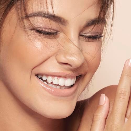 Lächelnde Frau mit makelloser Haut, die das Pupa Wonder Me Fatigue Eraser Concealer verwendet.