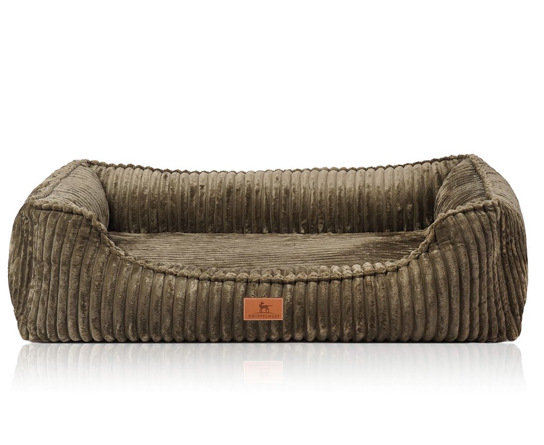 Orthopädisches Hundebett Sedona, braun, geriffeltes Material, rechteckige Form mit erhöhten Seiten. Kleines Markenlogo.