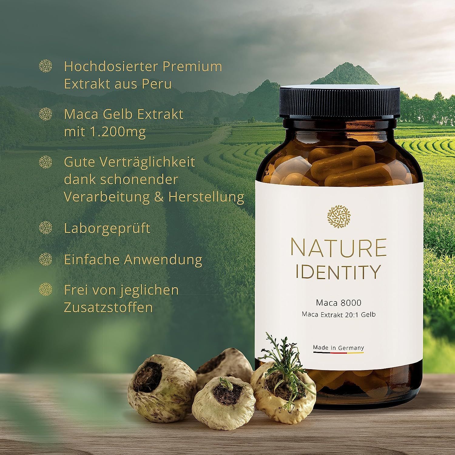 Braune Glasflasche mit Kapseln, neben Maca-Wurzeln. Etikett mit "NATURE IDENTITY Maca 8000".