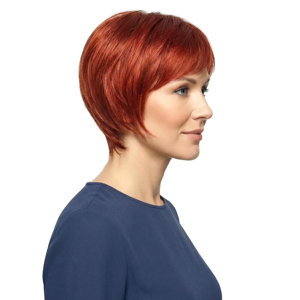 Kurzhaarperücke in Rot. Seitenansicht einer Frau mit der Perücke. Das Haar ist kurz geschnitten.