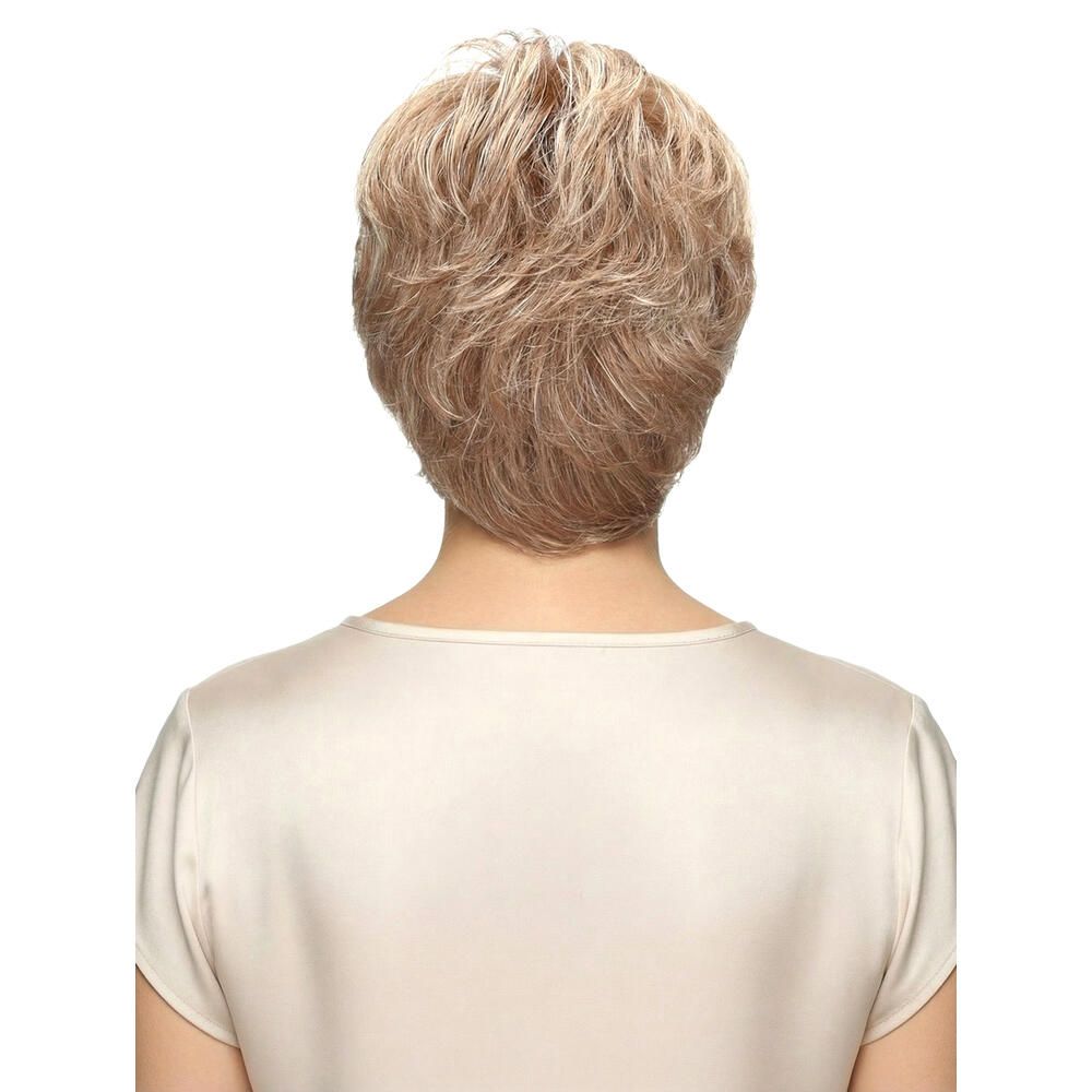 Rückansicht einer Frau mit einer blond-braunen Kurzhaarperücke. Gewellte Haare, die den Nacken bedecken.
