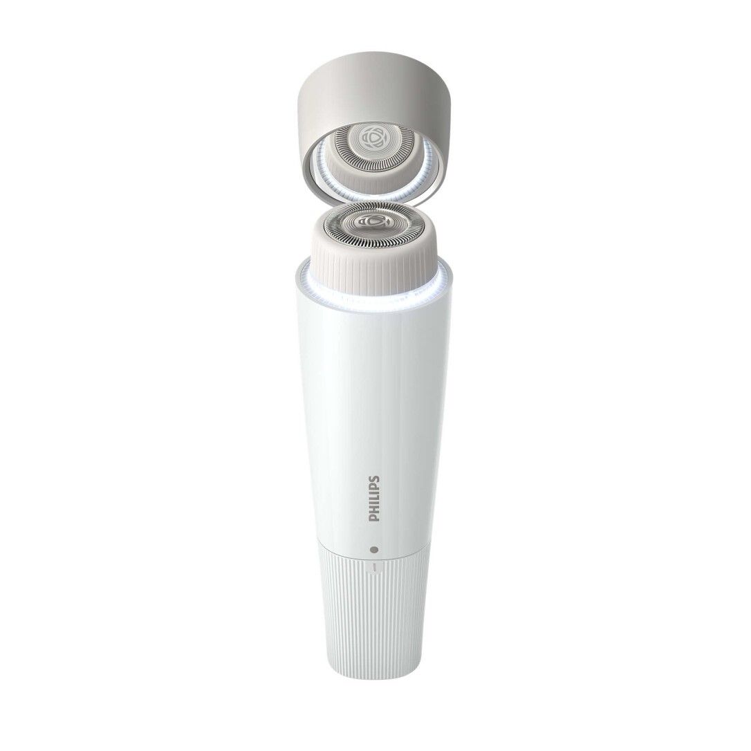 Person hält weißes Epiliergerät an Bein. Wassernebel sichtbar. Gerät mit Philips-Logo.