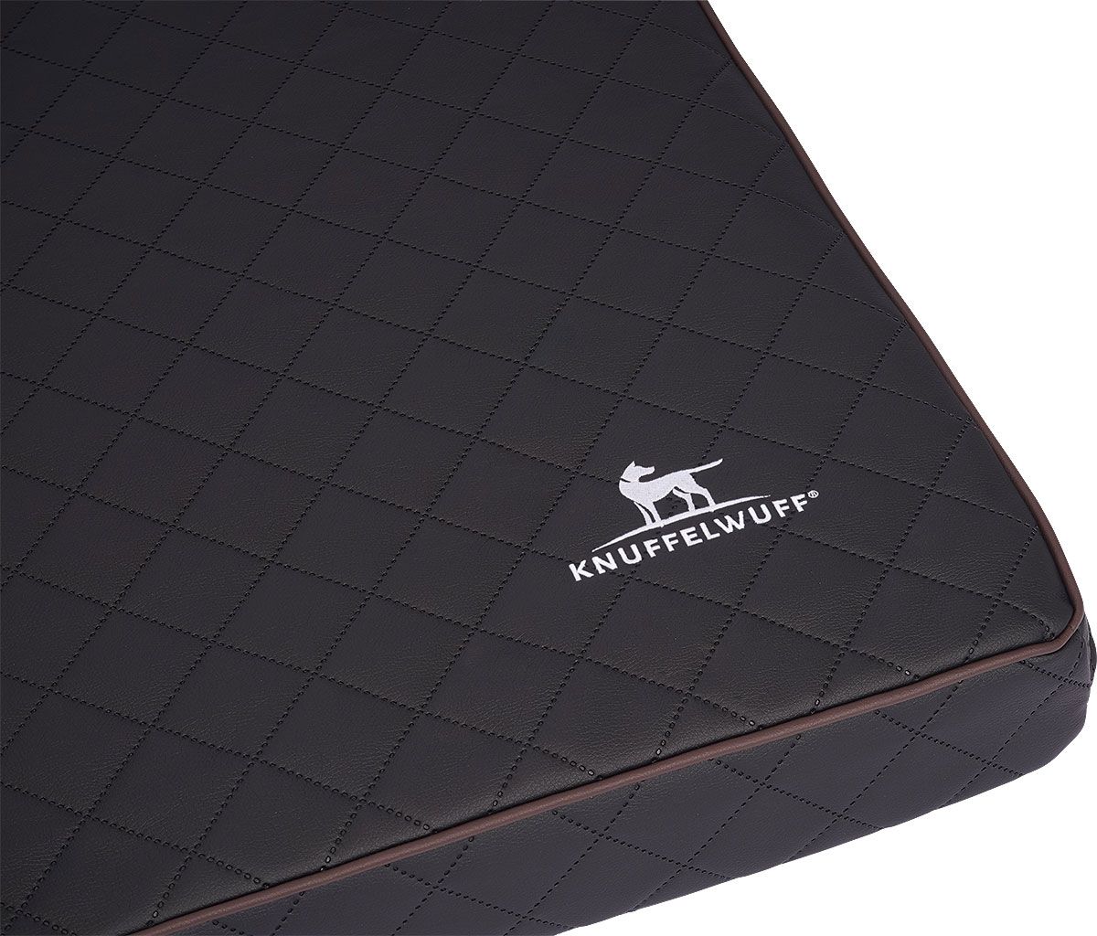 Detailansicht der orthopädischen Hundematte. Dunkelgrau mit Steppmuster und brauner Umrandung. Logo: Knuffelwuff.