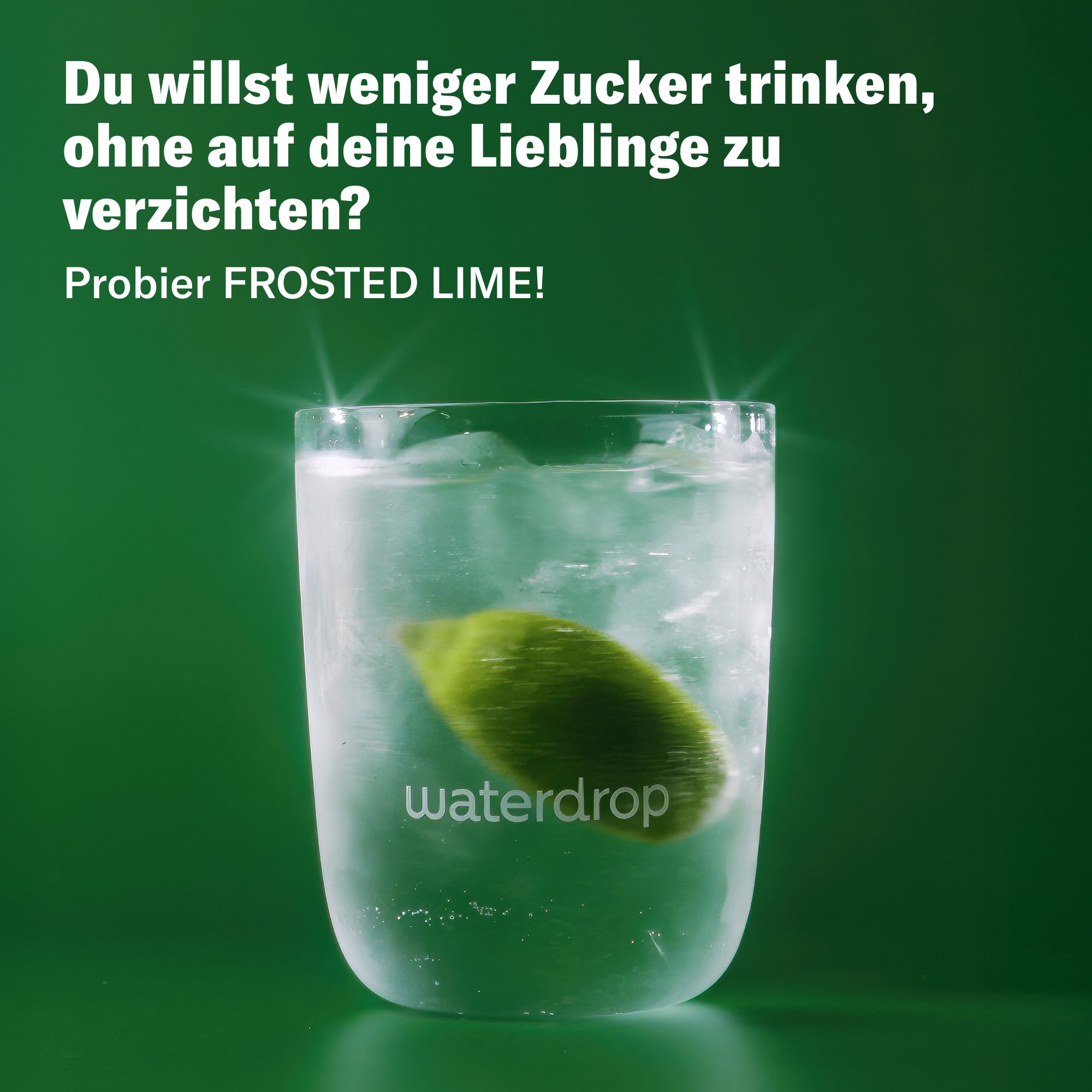 Glas Wasser mit Limettenscheibe und FROSTED LIME Getränkewürfel. Text: Probier FROSTED LIME!