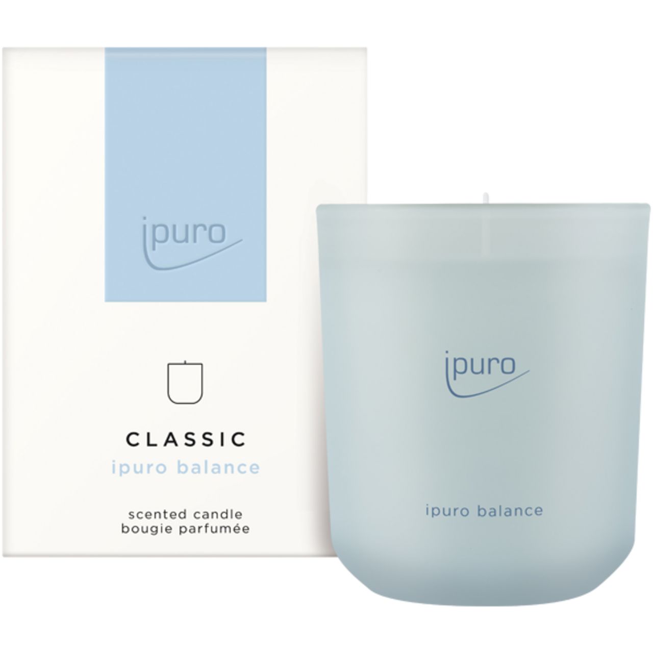 Hellblaue Duftkerze Ipuro Classic Balance neben weißer Verpackung. Kerze mit Docht, Logo und Produktbezeichnung.