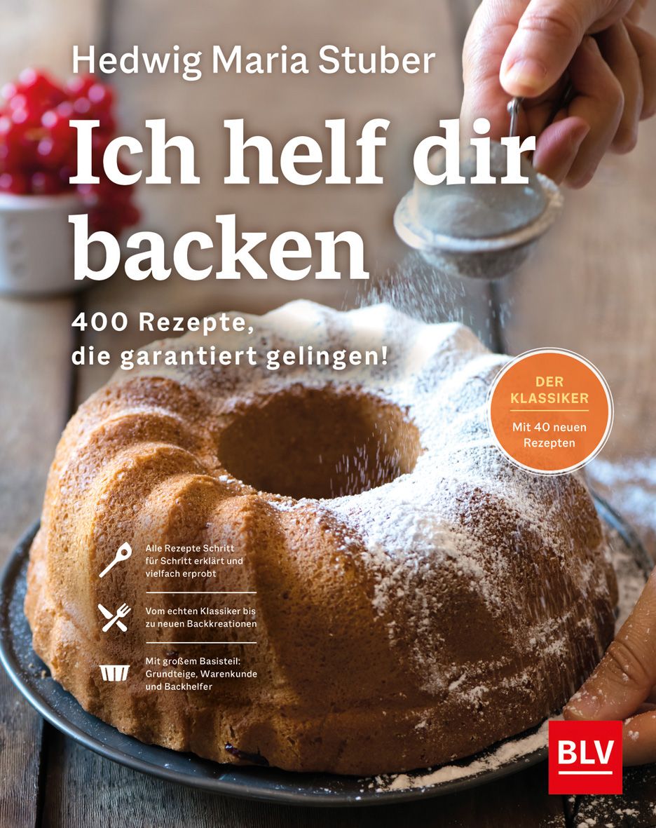 Buchcover mit Titel "Ich helf dir backen". Ein Gugelhupf wird mit Puderzucker bestäubt. Autor: Hedwig Maria Stuber. Verlag: BLV.
