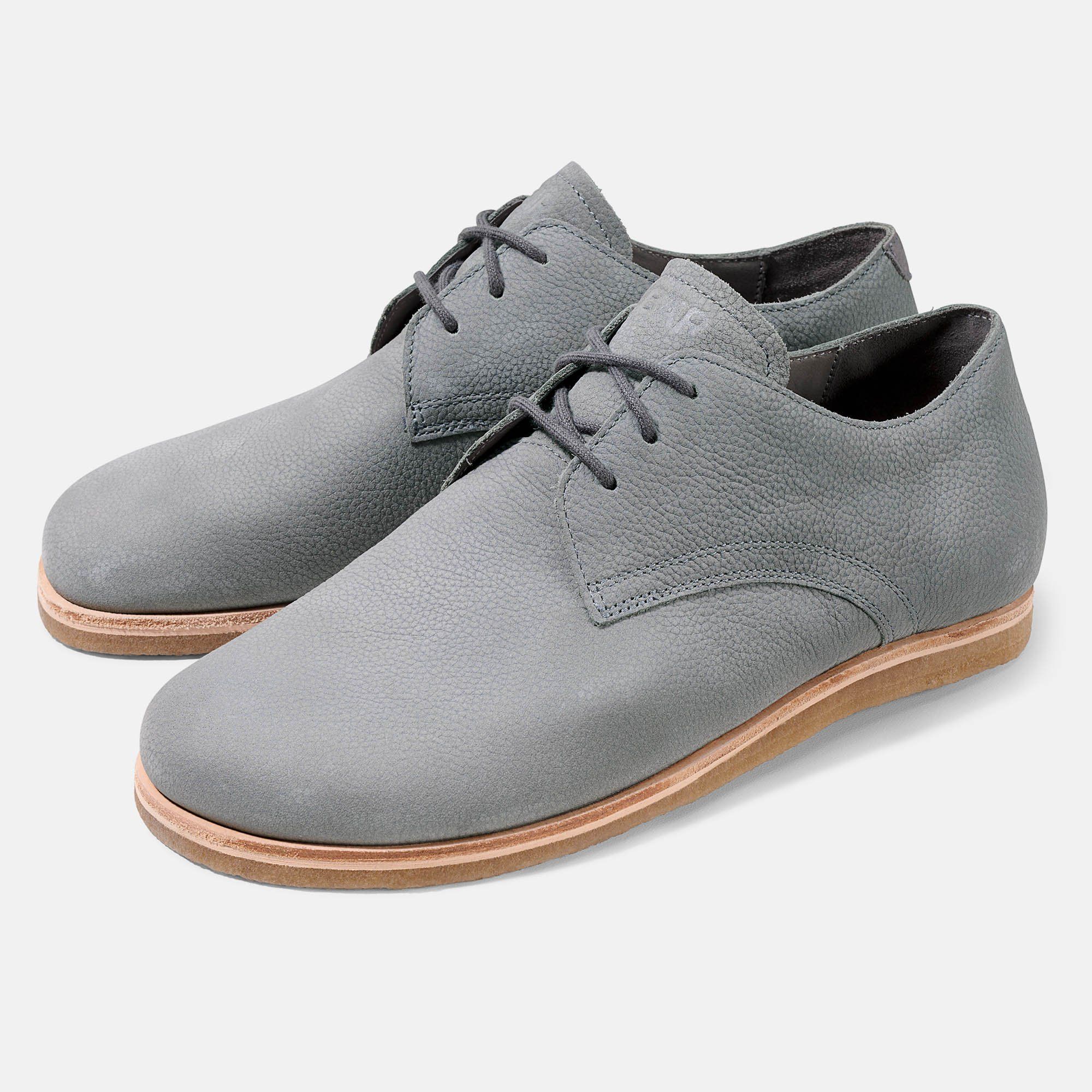 Graue BÄR Clint Herren-Schnürschuhe. Breite Passform. Obermaterial mit Textur, helle Sohle. Schnürverschluss.
