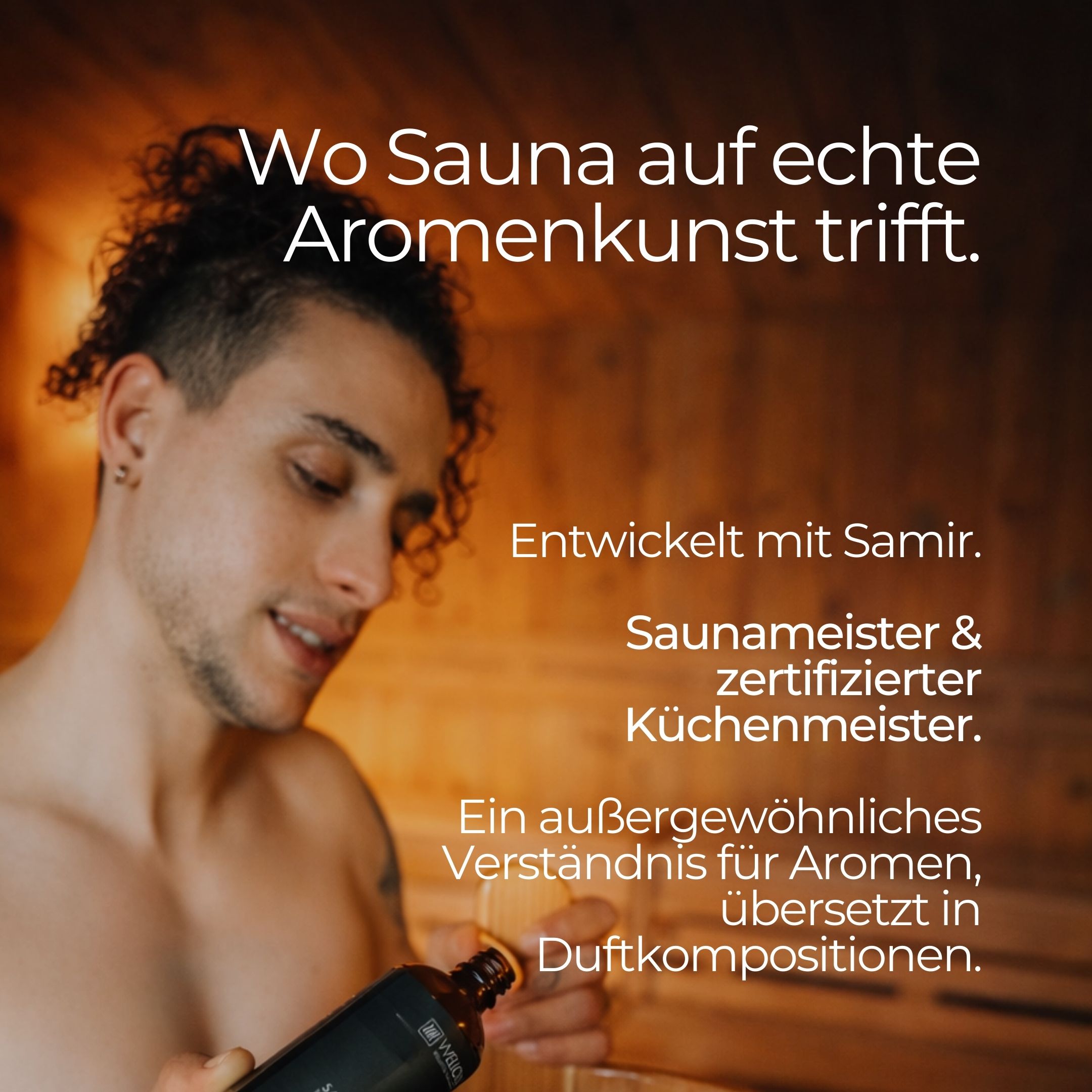 Mann in Sauna gießt Flüssigkeit auf Steine. Text: Entwickelt mit Samir. Saunameister & zertifizierter Küchenmeister.