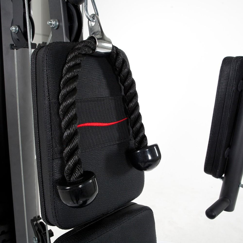 Schwarzes Polster mit roter Naht und Seilzug. Schwarze Griffe. Teil einer Kraftstation.