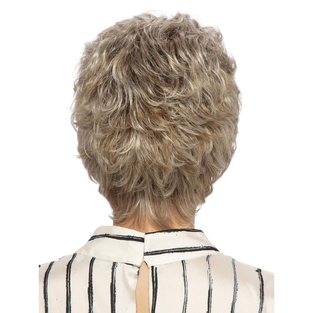 Kurzhaarperücke, blond-grau meliert. Rückansicht. Gestreiftes Oberteil.