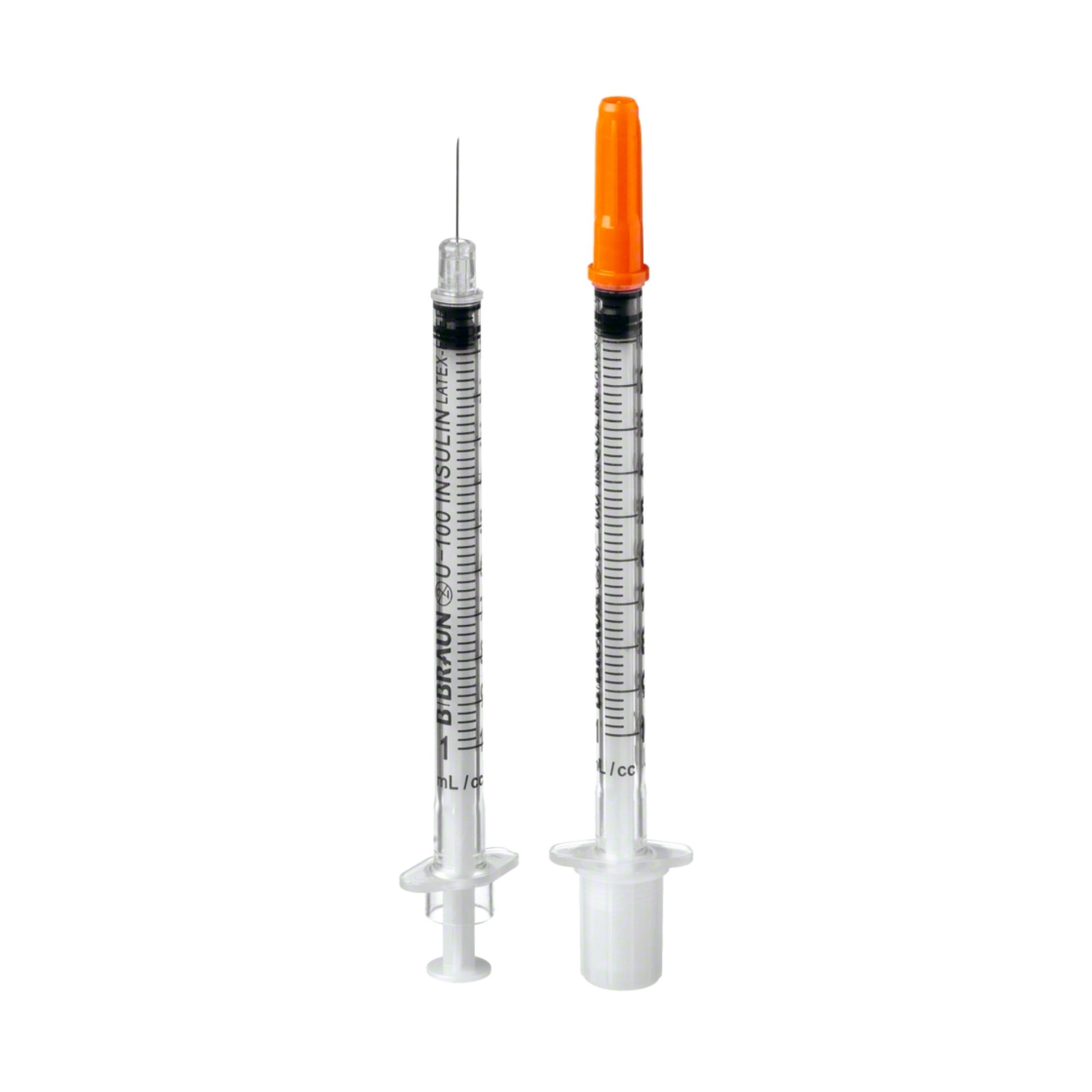 Zwei Insulinspritzen. Eine mit Nadel, die andere mit orangefarbener Schutzkappe. Skalierung in Schwarz auf transparentem Zylinder. Marke B. Braun.
