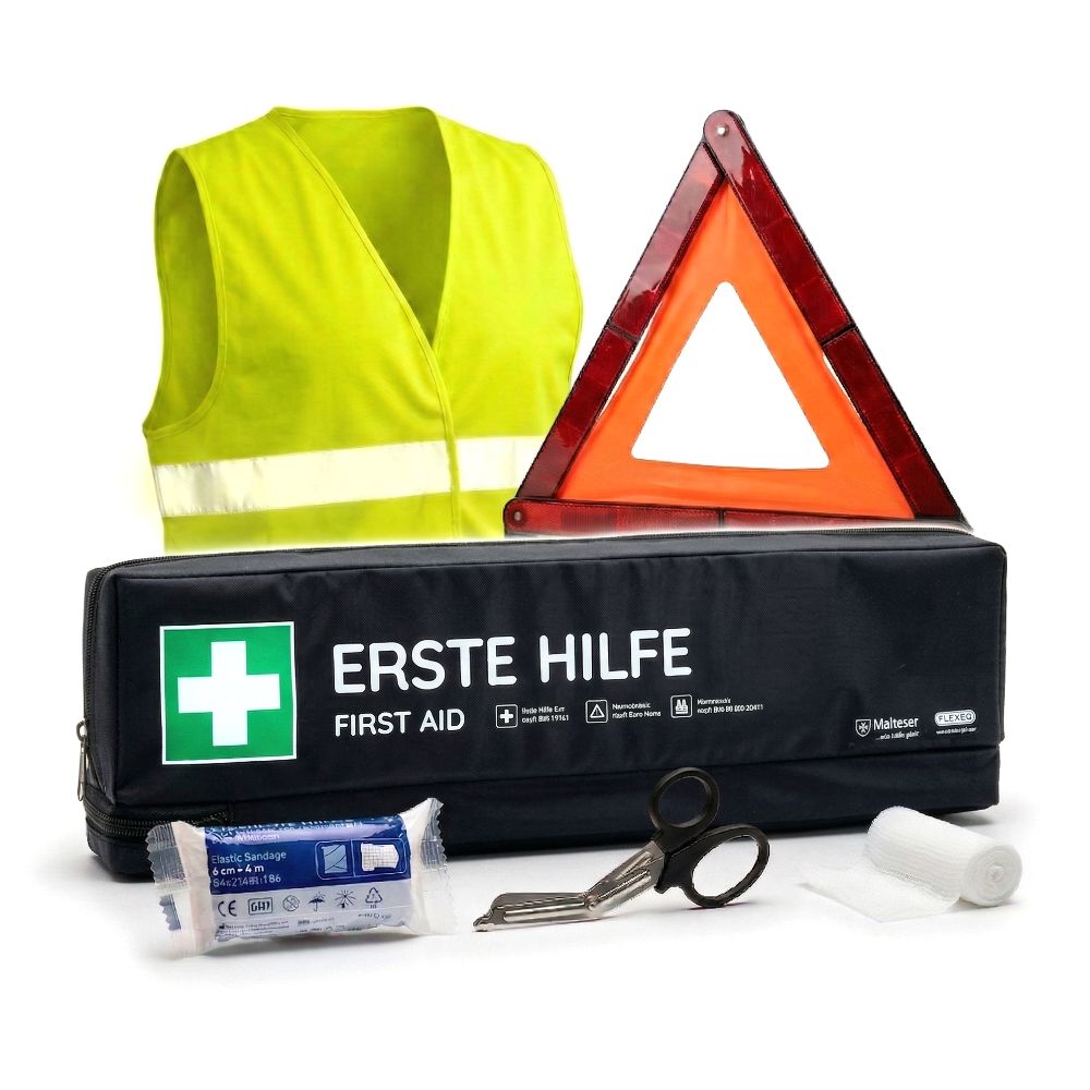 Schwarze Erste-Hilfe-Tasche mit grünem Kreuz. Enthält Warnweste, Warndreieck, Verbandpäckchen, Schere und Rolle Verband.