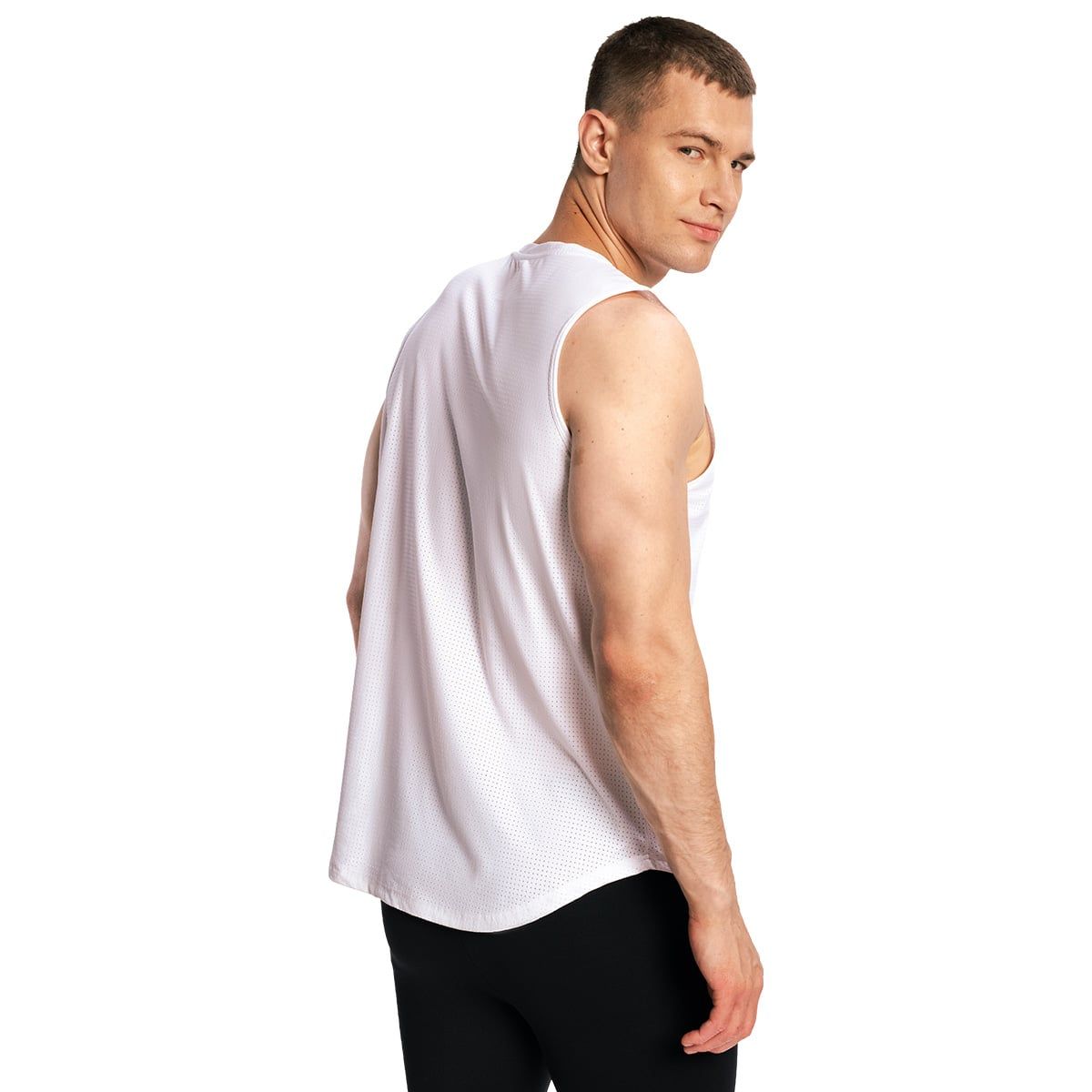 Mann in weißem, ärmellosem Tanktop und schwarzen Shorts, von der Seite betrachtet.