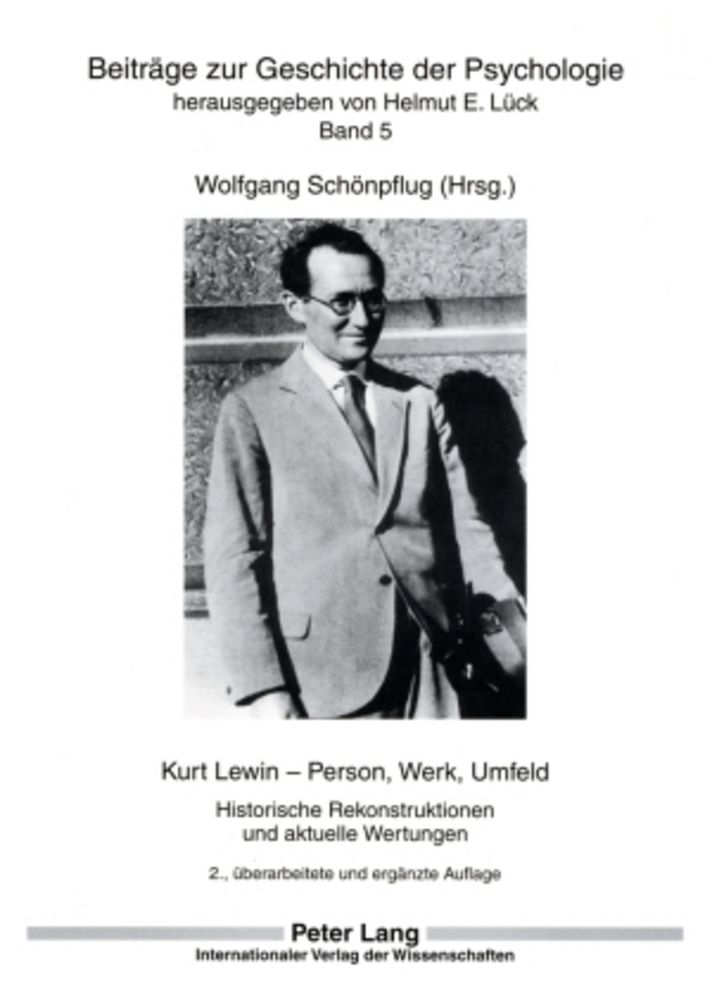Buchcover: Kurt Lewin – Person, Werk, Umfeld. Schwarzweiß-Foto von Mann mit Brille. Titel und Autorenangaben. Verlag Peter Lang.