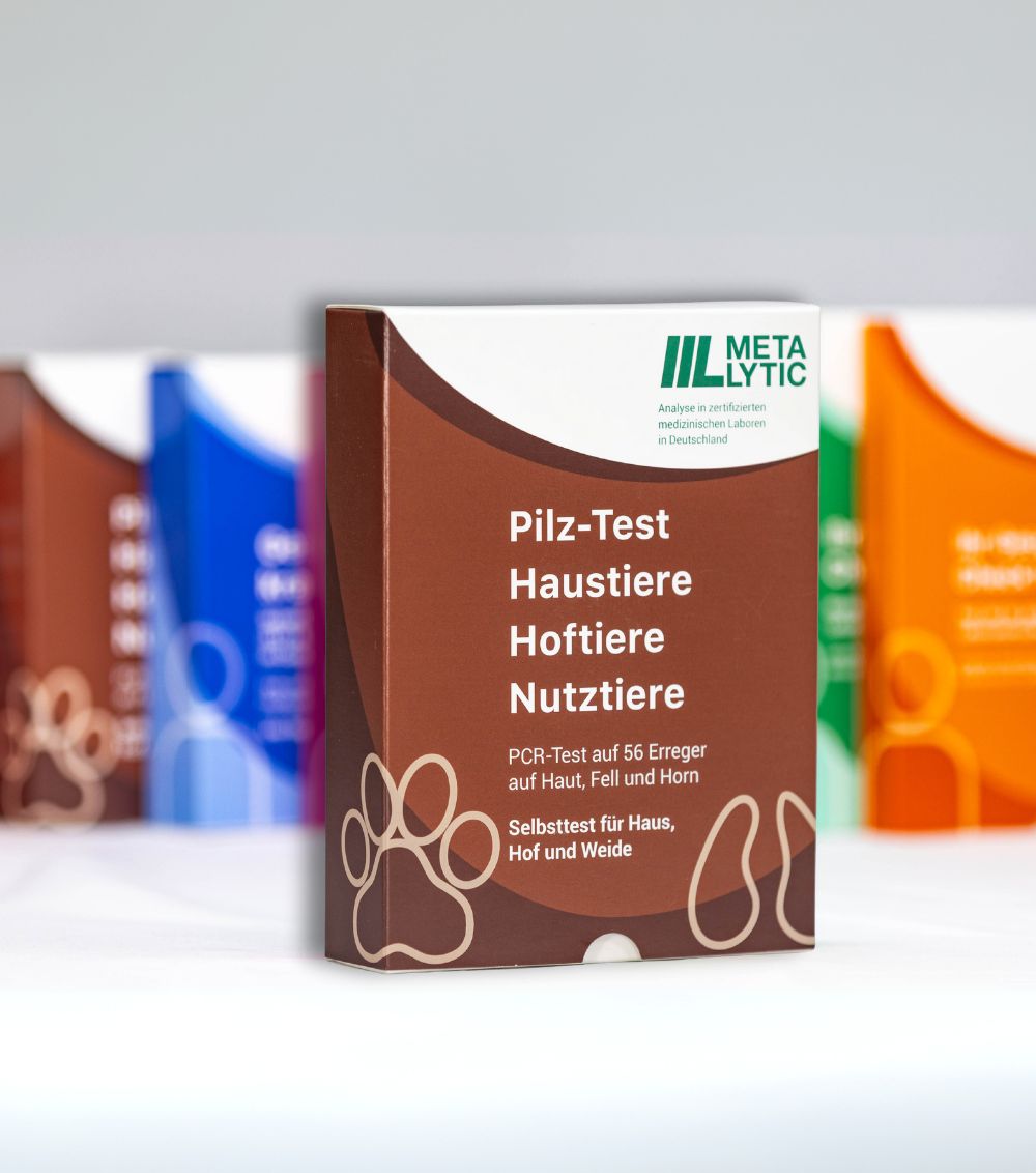 Mehrere Produktverpackungen nebeneinander. Braune Verpackung mit weißem Logo und Text. "Pilz-Test" für Haustiere, Hoftiere und Nutztiere.