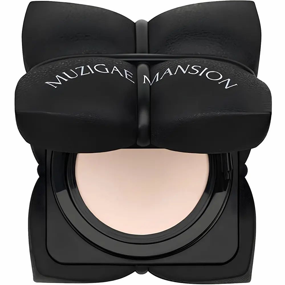 Offenes, schwarzes MUZIGAE MANSION Cushion-Make-up. Innenliegende, helle Make-up-Farbe sichtbar.