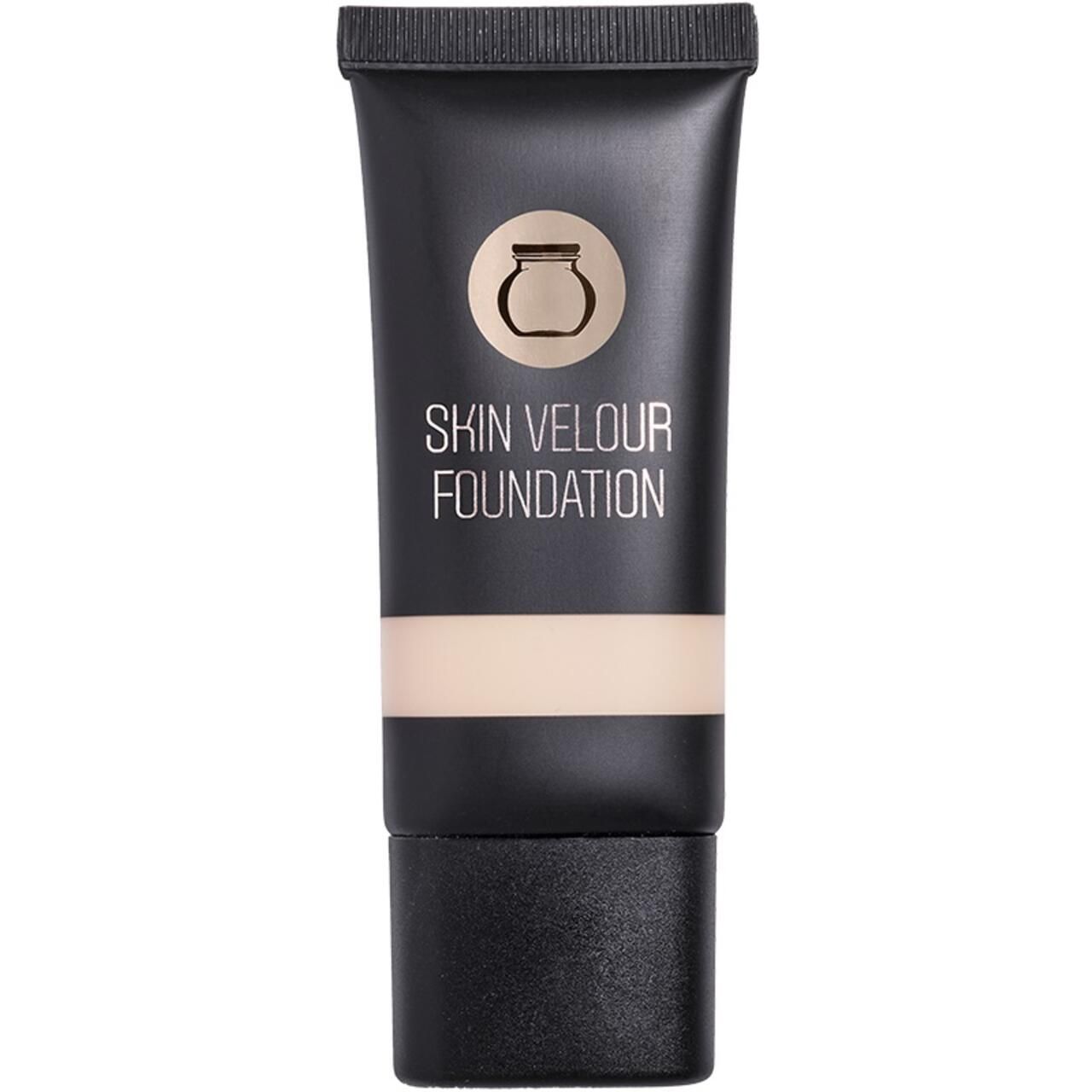 Schwarze Tube mit Aufschrift SKIN VELOUR FOUNDATION. Oben ein Logo, darunter ein beigefarbener Streifen. Schwarzer Schraubverschluss.