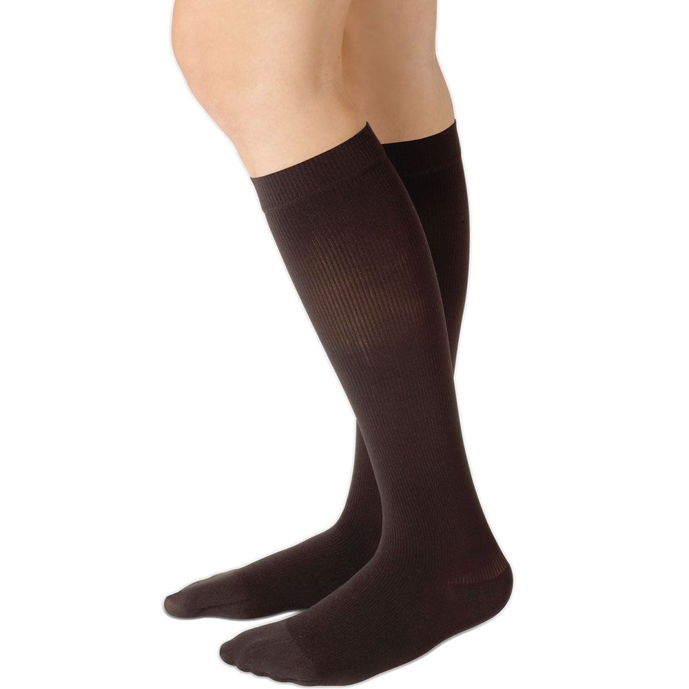 Braune Kompressionsstrümpfe, Kniestrümpfe, geripptes Material, Noppenhaftrand. Seitliche Ansicht, auf Beinen getragen.