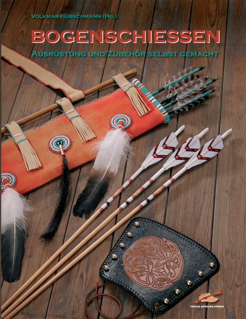 Buchcover: Bogenschiessen. Ausrüstung und Zubehör selbst gemacht. Pfeile, Köcher, Armschutz auf Holzuntergrund.