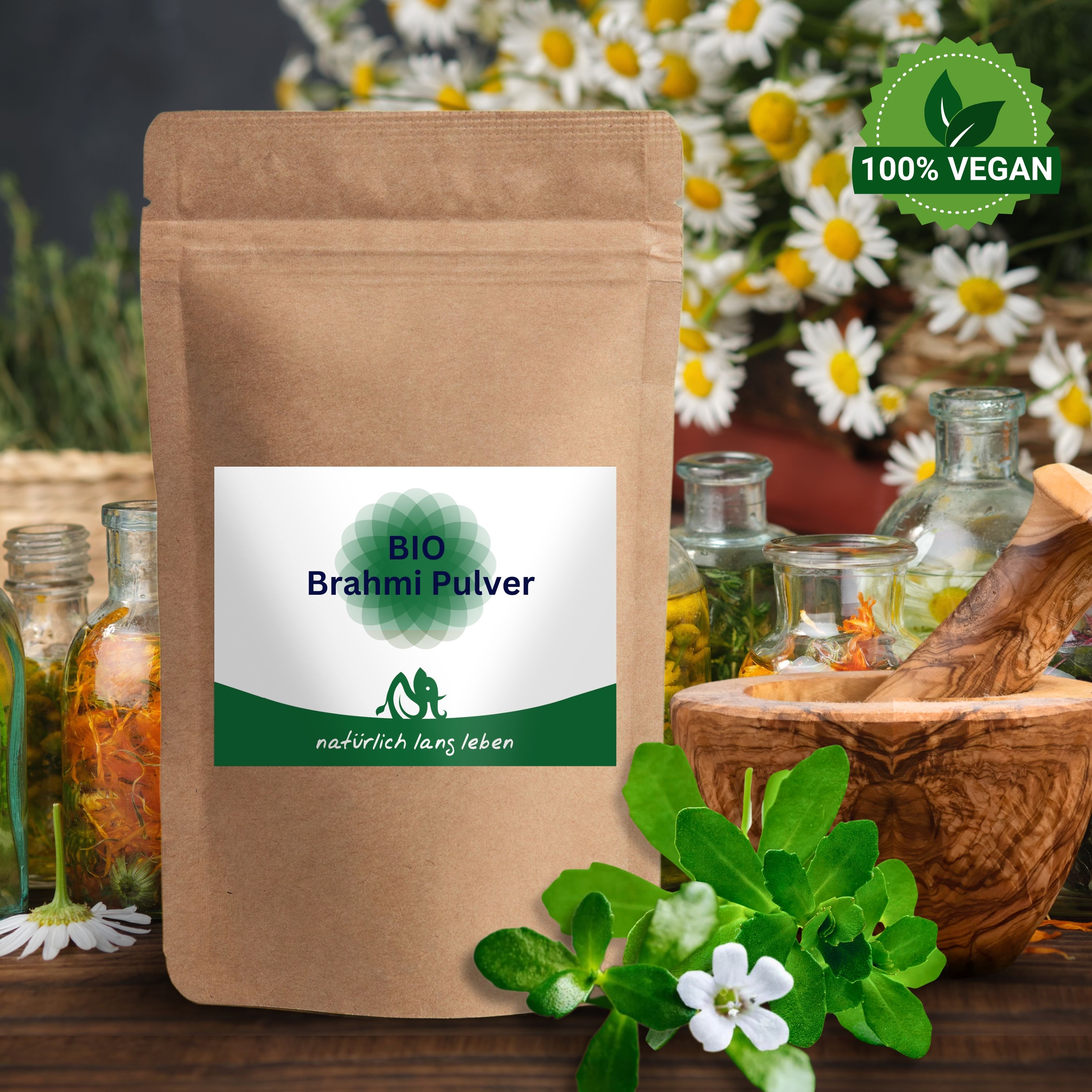 Braune Tüte mit Etikett. BIO Brahmi Pulver. 100% Vegan. Kräuter, Mörser, Flaschen im Hintergrund.