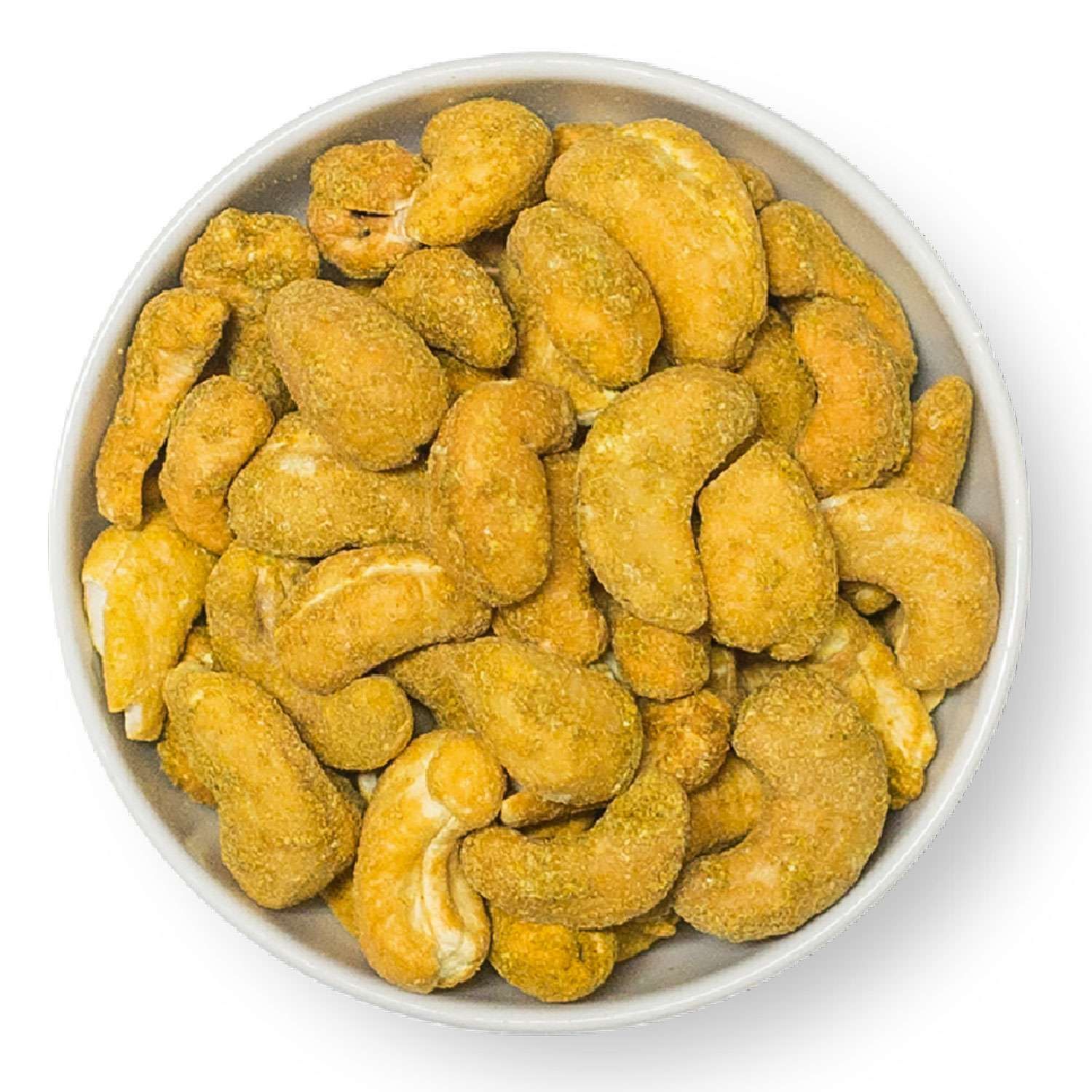 Cashewkerne mit Curry in einer weißen Schüssel. Die Nüsse sind goldgelb und mit Gewürzen bedeckt.