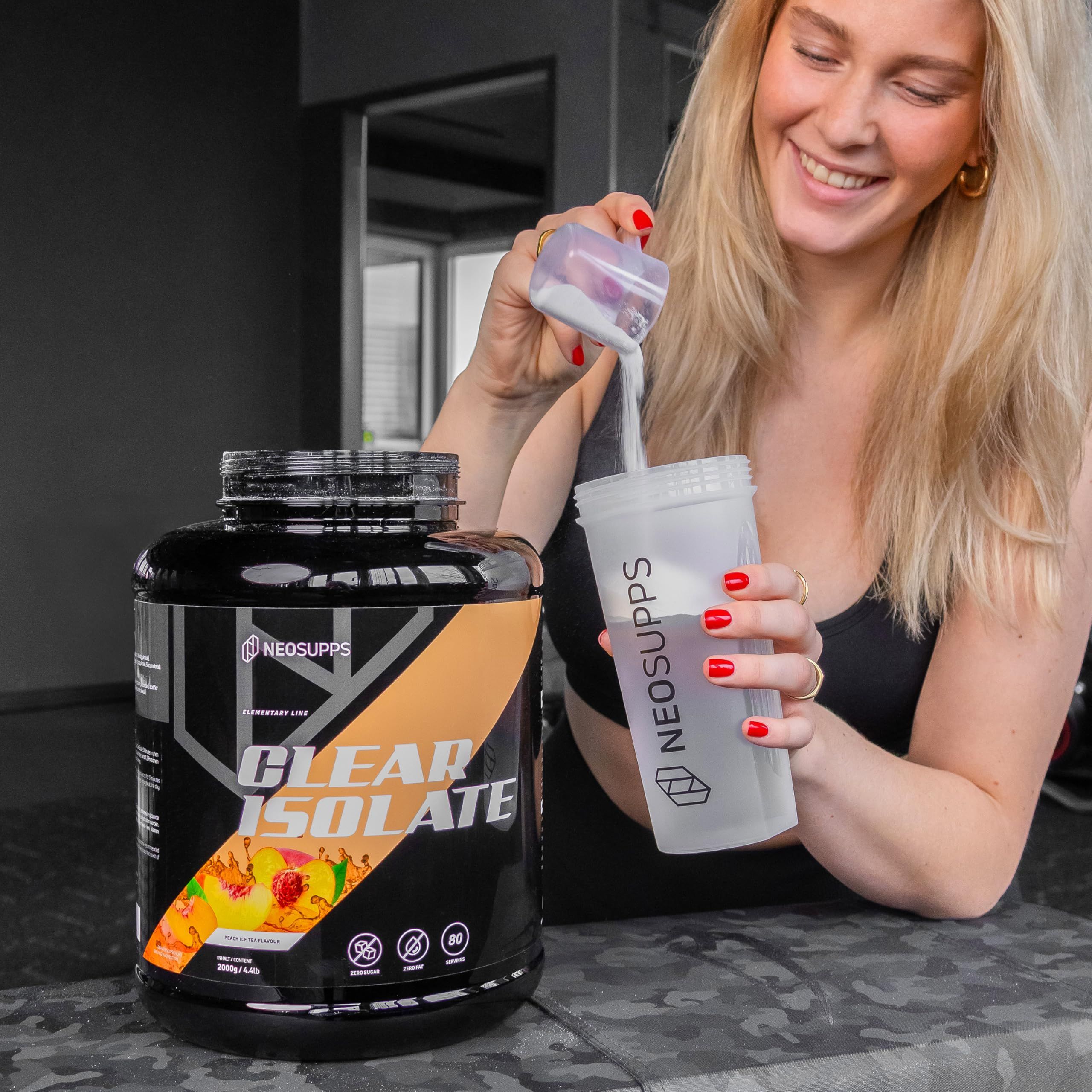 Frau mischt Neosupps Clear Isolate Protein Pulver in einen Shaker.