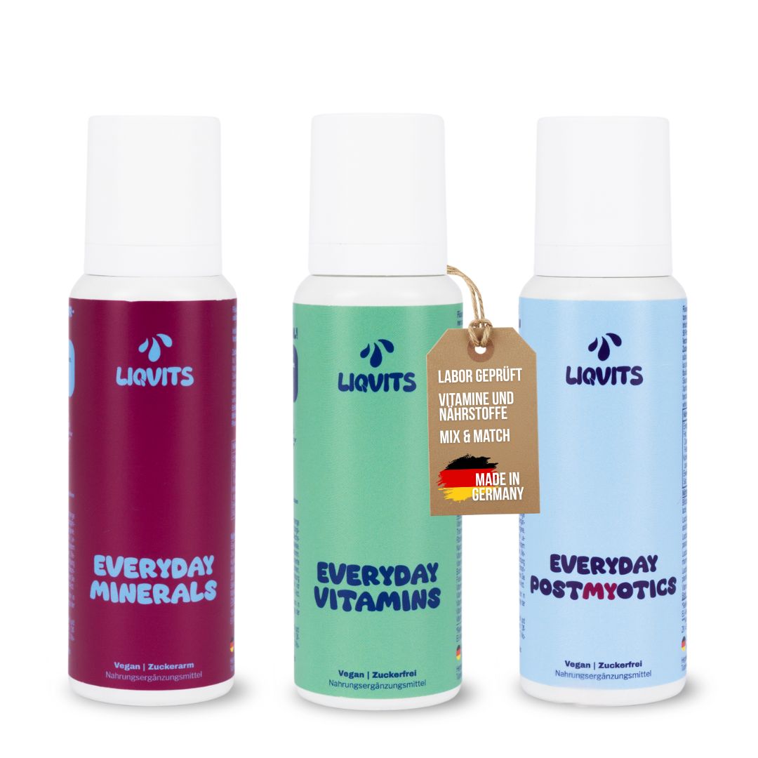 Drei Flaschen mit Sprühköpfen. Aufschriften: EVERYDAY MINERALS, EVERYDAY VITAMINS, EVERYDAY POSTMYOTICS. Label: Labor geprüft.