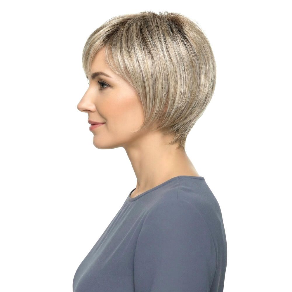 Kurzhaarperücke mit Seitenscheitel, blondiertes Haar. Frau im Profil, graues Oberteil.