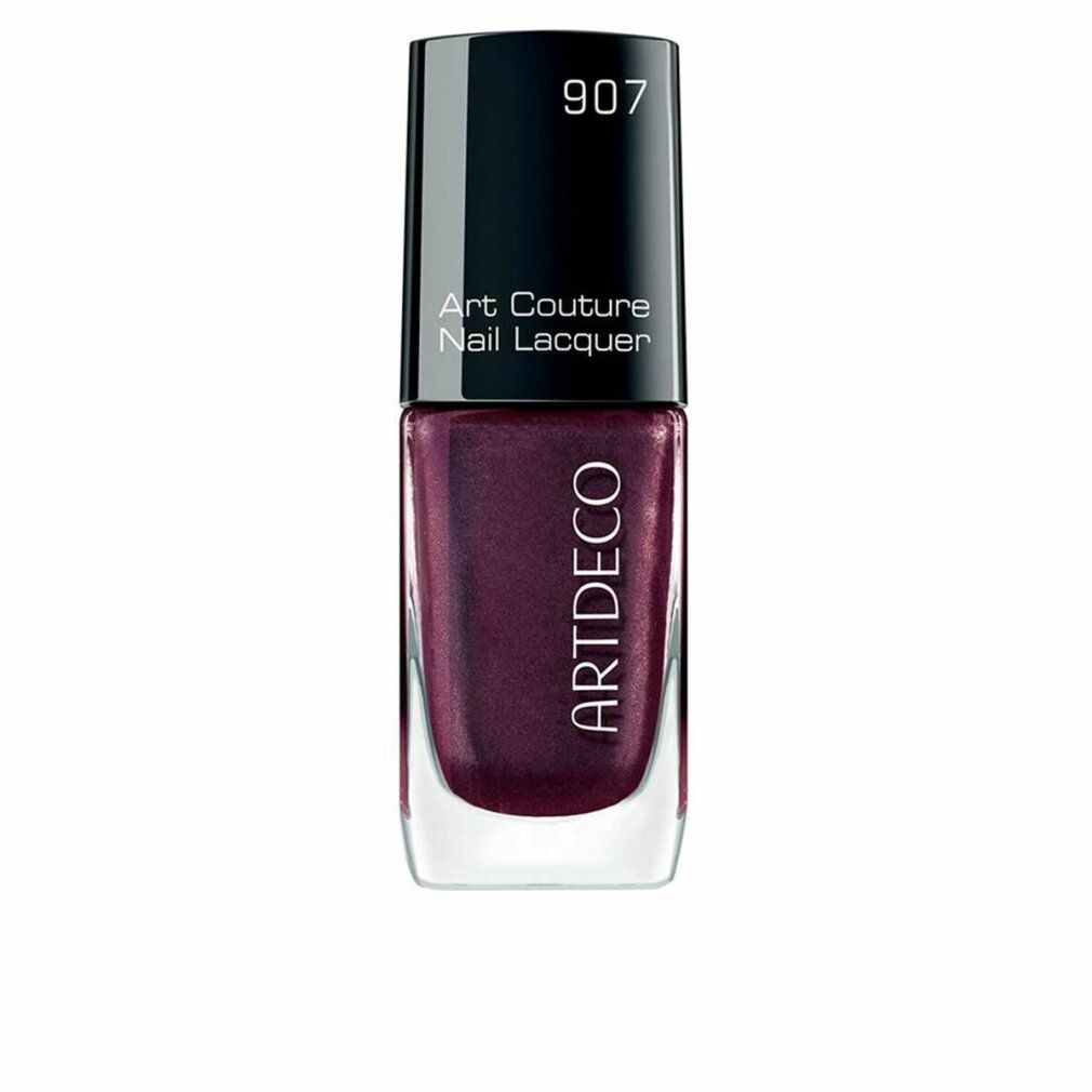 Artdeco Art Couture Nagellack, Farbton 907. Flasche mit schwarzem Deckel. Dunkelroter Lack mit Markenschriftzug.