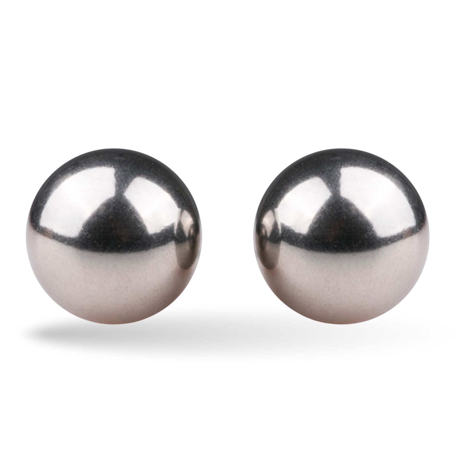 Zwei metallische Kugeln, glänzend, rund. Auf weißem Hintergrund.