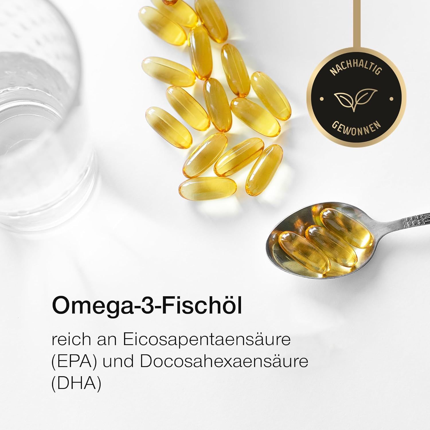Gelbe Omega-3-Kapseln auf Löffel und Tisch. Text: Omega-3-Fischöl, reich an EPA und DHA. Siegel: Nachhaltig gewonnen.