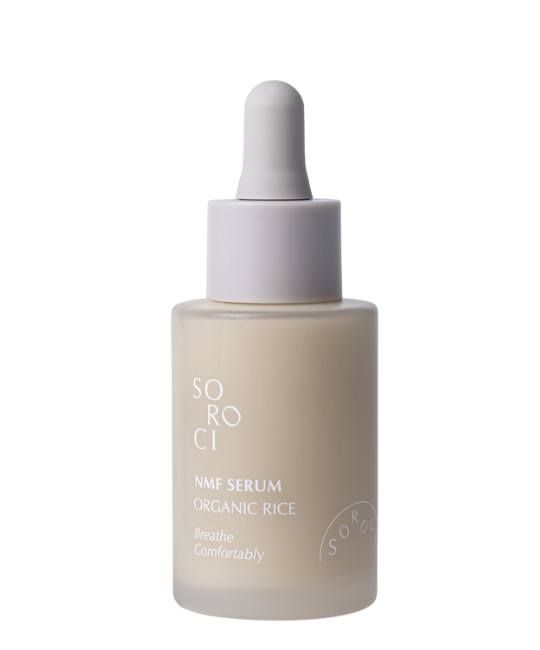 Beige Serumflasche mit weißem Deckel und Pipette. Aufschrift: Soroci, NMF Serum, Organic Rice. Logo: Soroci.