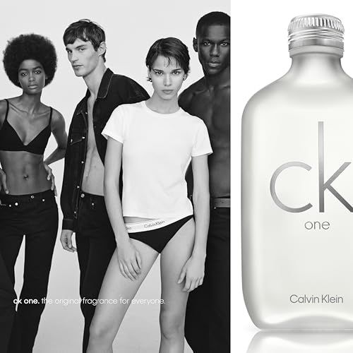Flakon mit silbernem Verschluss und „ck one“ Schriftzug. Models im Hintergrund. Text: „ck one, the original fragrance for everyone“.