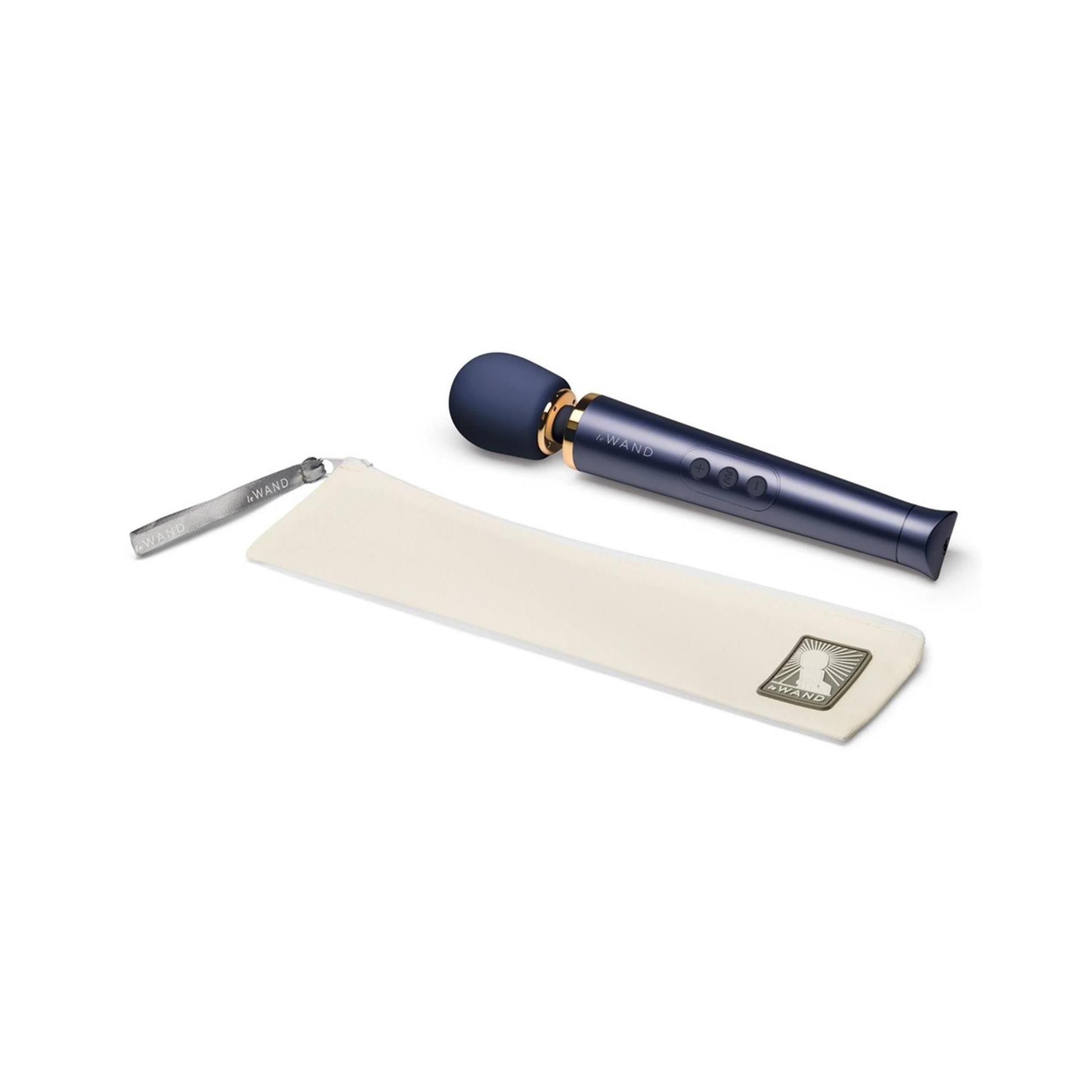 Blaues Wellness-Produkt mit abgerundetem Kopf, Beutel und Etui. Der Schriftzug "WAND" ist sichtbar.