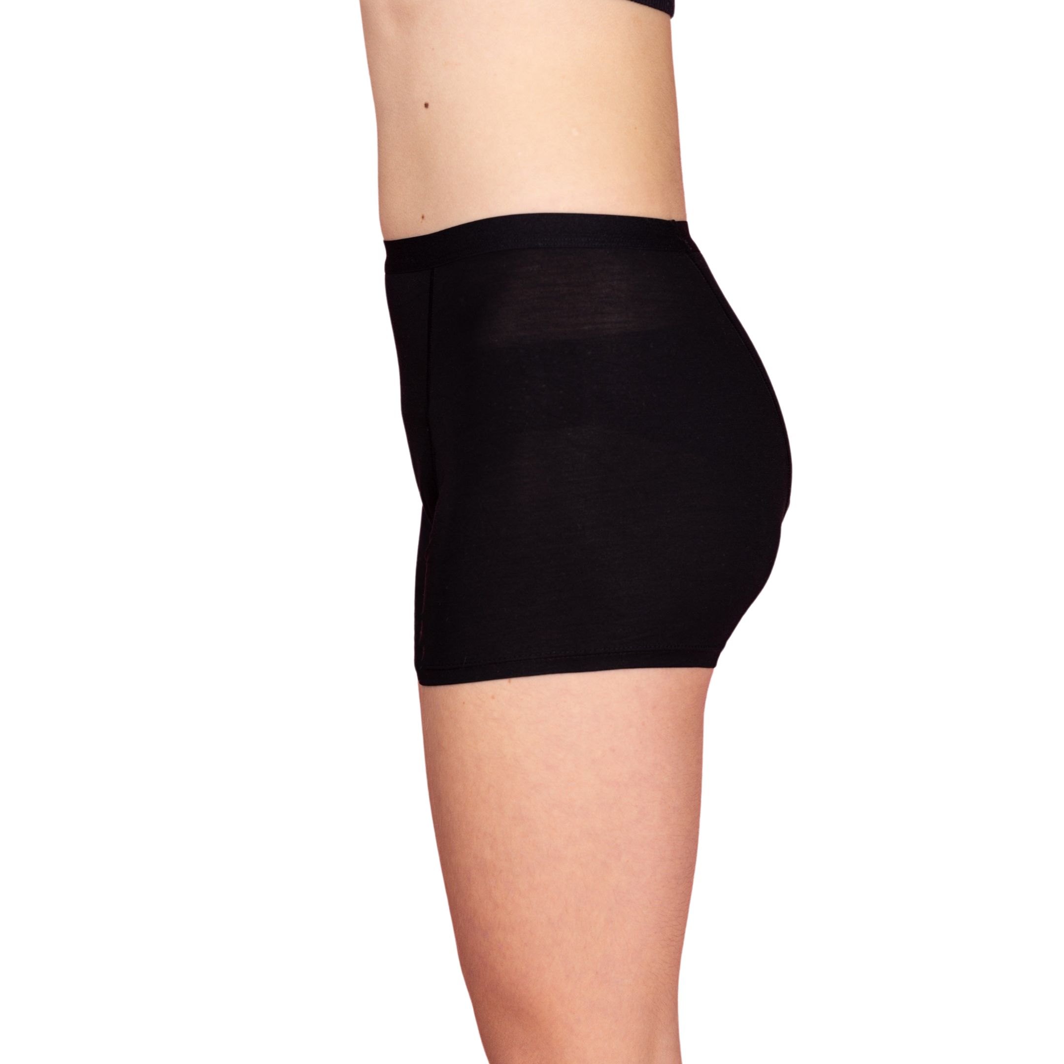 Schwarzer Teen-Boxer-Slip. Seitenansicht. Elastischer Bund. Auf hellem Hintergrund.