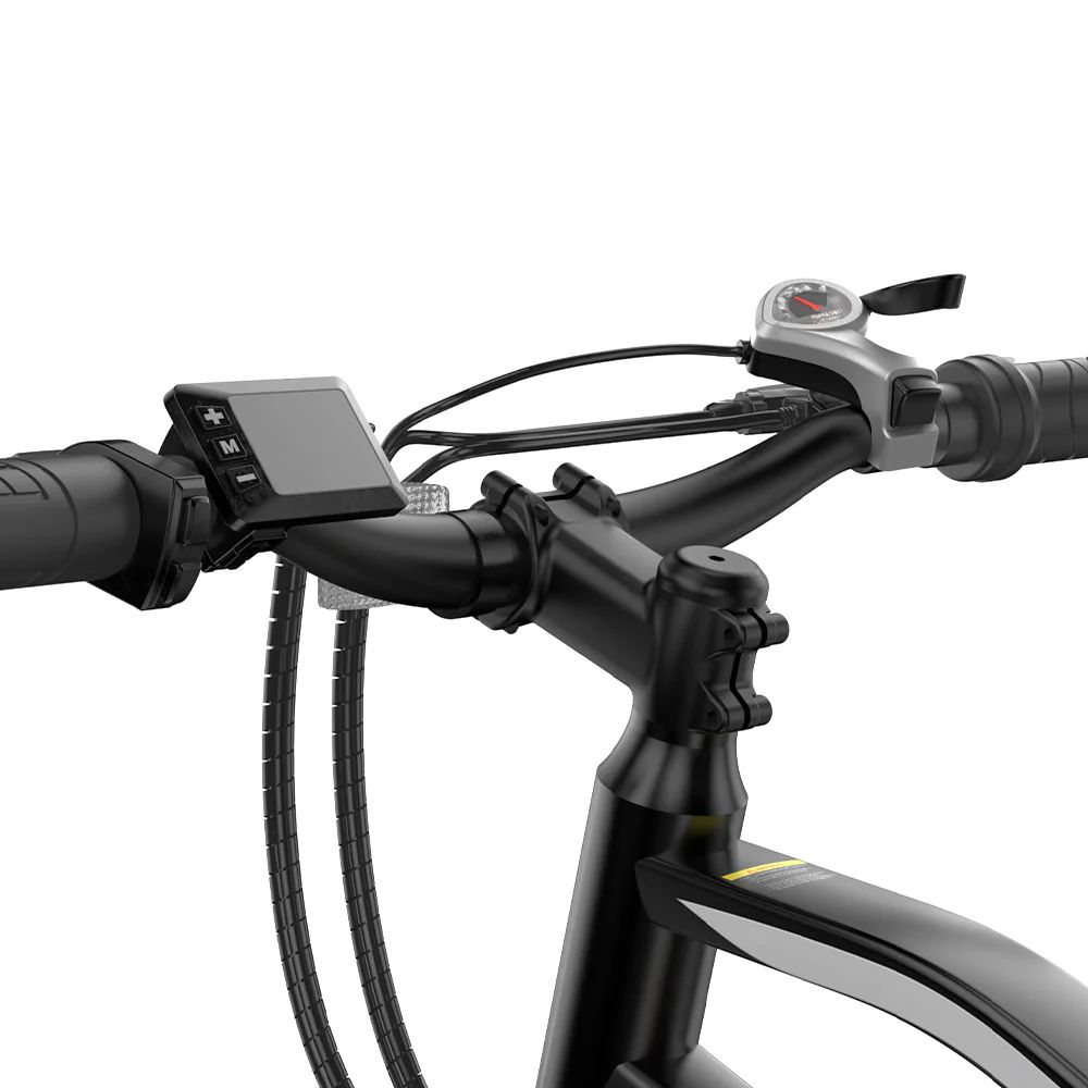 Nahaufnahme des Lenkers eines schwarzen Elektrofahrrads. Display, Bedienelemente, Bremsen.