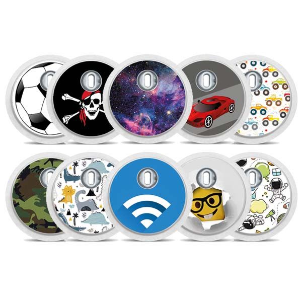 Runde Aufkleber mit verschiedenen Designs: Fußball, Pirat, Weltraum, rotes Auto, Monster-Trucks, Tarnmuster, Dinosaurier, WLAN, Nerd-Emoji, Astronauten.