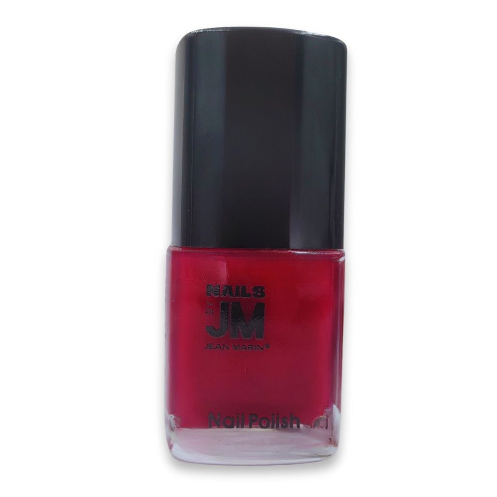 Nagellackflasche mit roter Farbe und schwarzem Deckel. Produktname und Marke auf dem Etikett.