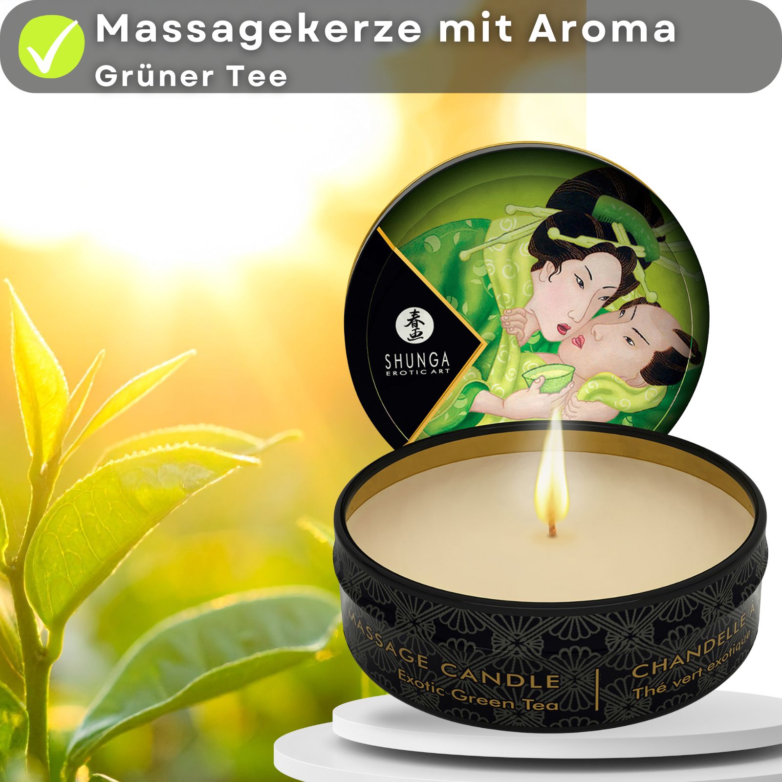 Produktabbildung mit Text: Massagekerze mit Aroma Grüner Tee. Dose mit Kerze und Flamme. Hintergrund: grüne Blätter und Sonnenlicht.