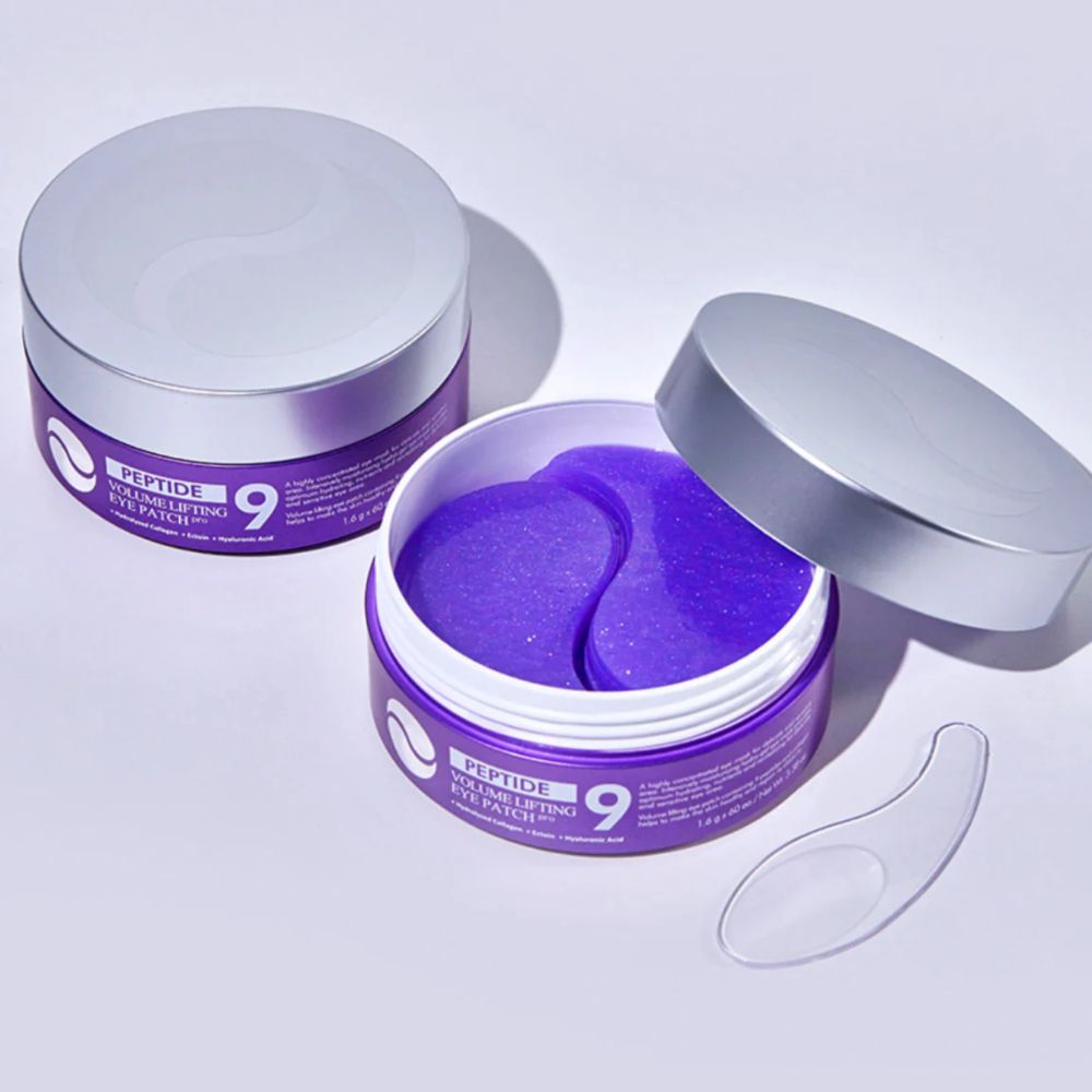 Zwei Dosen mit Augen-Pads. Eine geöffnet, Pads sichtbar. Kleiner Spatel daneben. Text: Peptide 9 Volume Lifting Eye Patch.