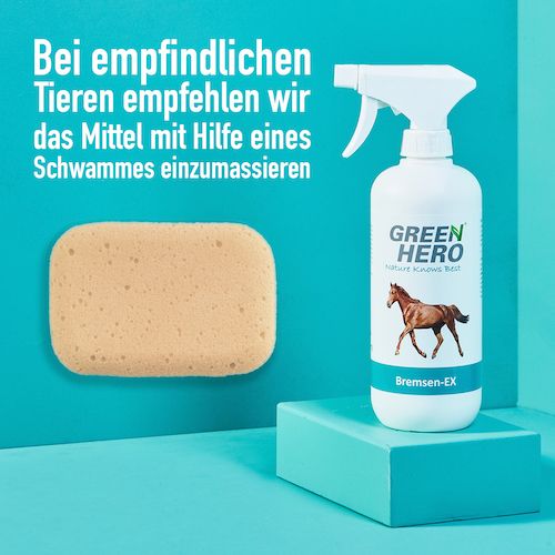 Weiße Sprühflasche mit grünem Etikett. Aufschrift: GREEN HERO, Bremsen-EX. Abbildung eines Pferdes. Schwamm daneben.