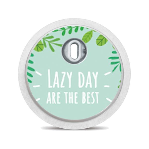 Runder Aufkleber mit Text: LAZY DAY ARE THE BEST. Weißer Rand, Loch in der Mitte. Hintergrund: hellblau.
