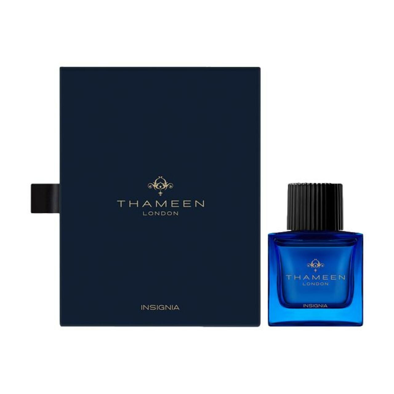 Blauer Flakon neben einer blauen Schachtel. Aufschrift: Thameen London, Insignia.