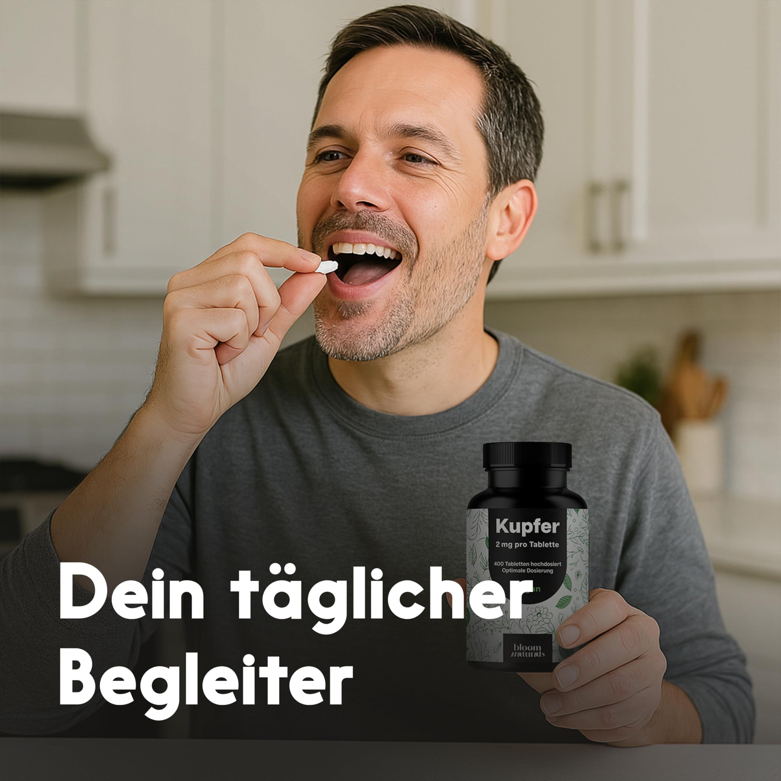 Mann nimmt Tablette ein. Hält Flasche mit Aufschrift Kupfer. Text: Dein täglicher Begleiter.