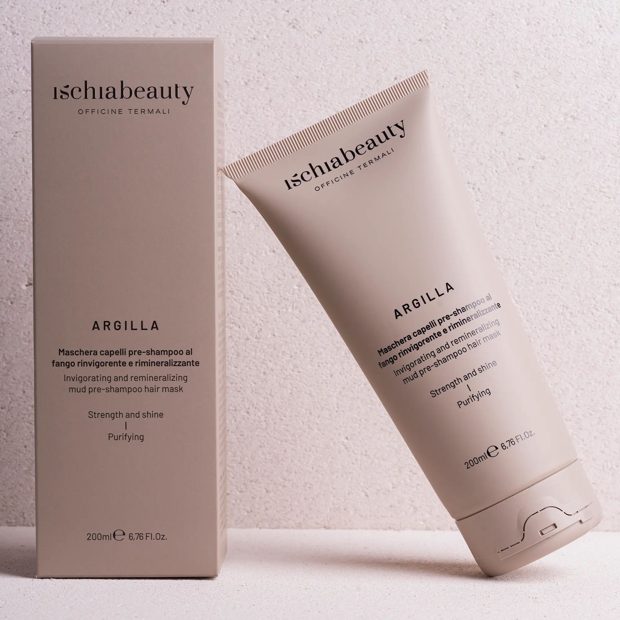 Beige Tube und Schachtel mit Produktinformationen. Aufschrift: ischiabeauty, ARGILLA, Maske für Haare, 200ml.