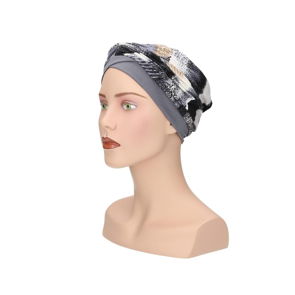 Grauer Turban mit Muster auf Schaufensterpuppe. Seitenansicht.