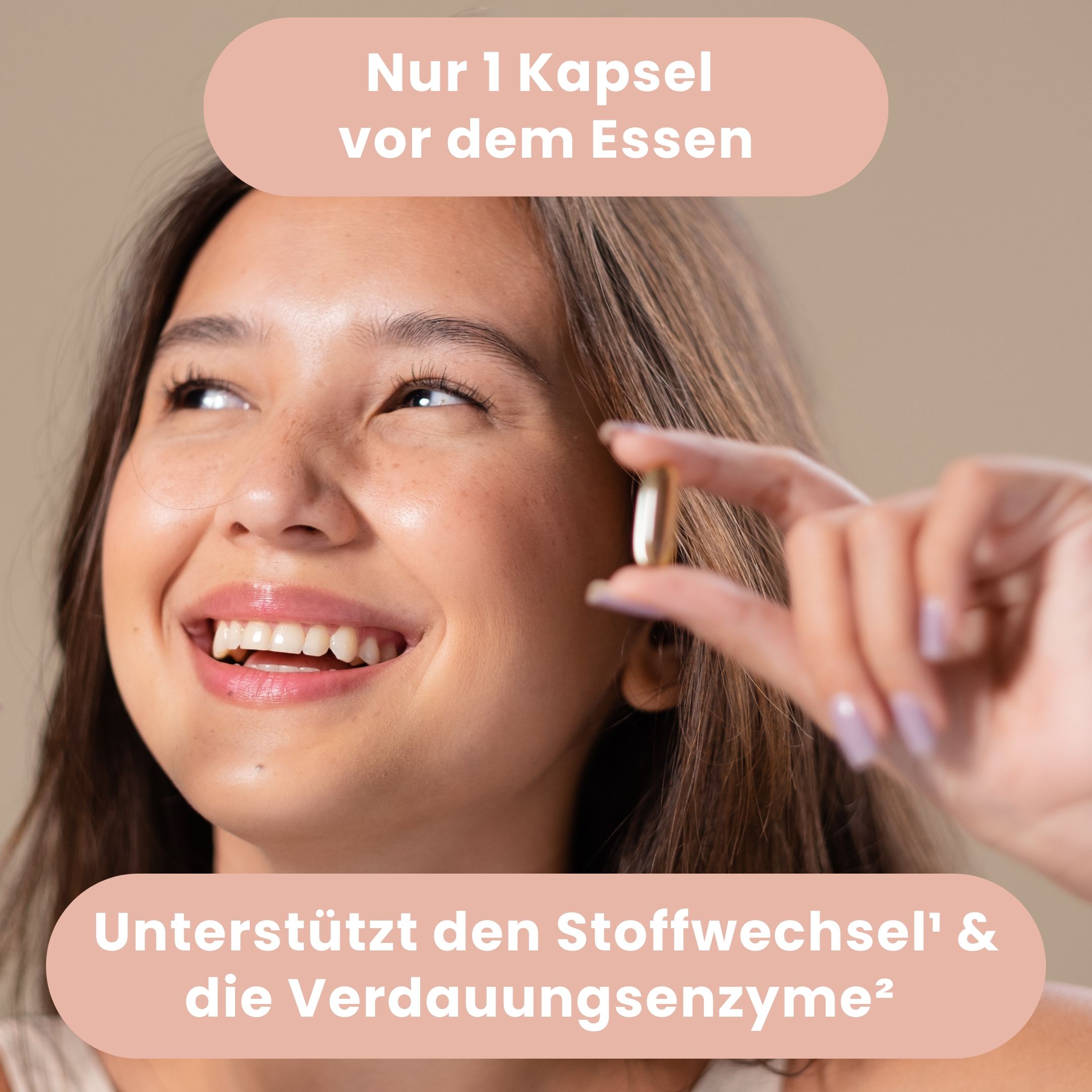 Frau hält Kapsel. Text: Nur 1 Kapsel vor dem Essen. Unterstützt den Stoffwechsel & die Verdauungsenzyme.