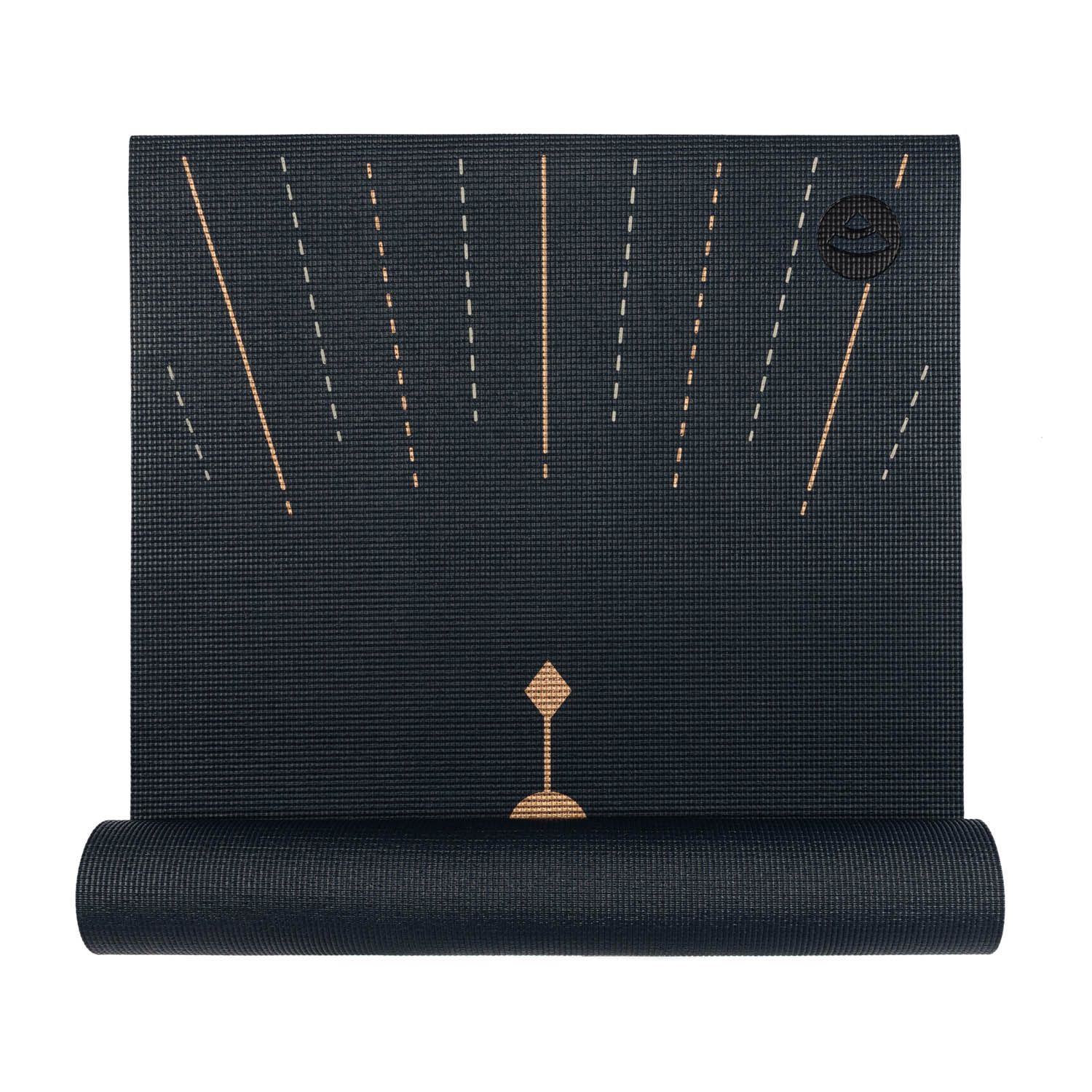 Dunkelblaue Yogamatte, teilweise gerollt. Goldene Linien und ein Logo sind sichtbar. Das Logo ist rund.